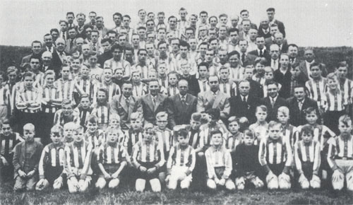 Alle leden van Sportclub Genemuiden anno 1955